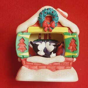 Hallmark Disney Ornament Mickey & Minnie Snuggle Time Love Kiss Date 2002